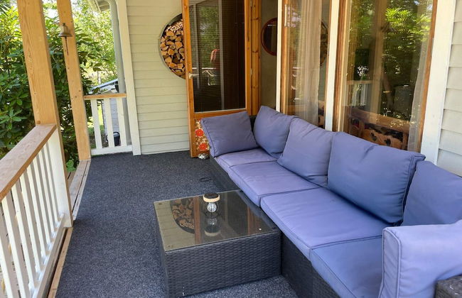 Bright Holiday House by the Lake - Photo 24