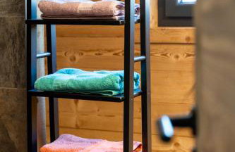 Chalet paisible 3 étoiles Sauna, Cheminée, Terrasse Sud, Vue montagne, Bois & Pierre authentique et confort moderne - Photo 23
