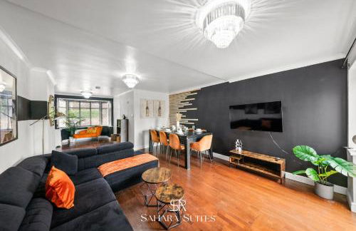 Spacious 6BR - City Hub & Parking - Sleeps 13 - Photo 1