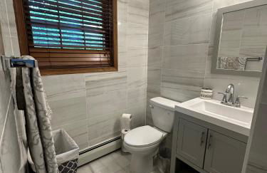 Pocono Hideout Family Home with Hot Tub Deck Sunroom Pool Big Bass Lake Larsen Lake Gouldsboro Clifton Township - Foto 17