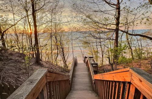 The Sawyer Hideaway - 3BR 2B with Hot Tub & Fire Pit - 5 mins to beach - Photo 35