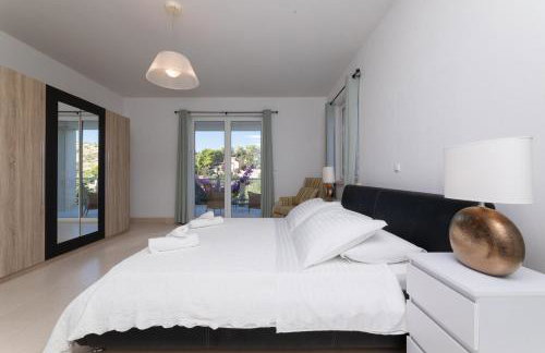 VILLA PHILIPPA - luxurious five-room villa - idyllic location - first row to the sea - spectacular view of the sea bay - unforgettable sunsets - 15 minutes from Supetar ferry port - free parking - private heated pool - Foto 56