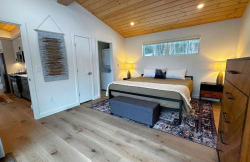 1B Contemporary cabin in magnificent setting, luxury and comfort, hot tub, AC! - Foto 12