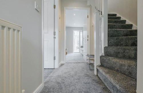 Charming House with Free Parking - Photo 44