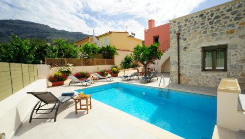 Hawk Villa, Timeless Village Escape with Pool, By ThinkVilla - Foto 4
