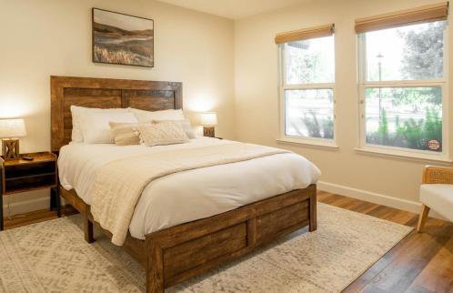 Riverfront Beauty with Pickle Ball Court - Foto 43