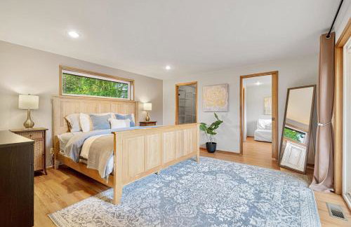 Charming and Spacious House with Relaxing Huge Deck - Foto 16