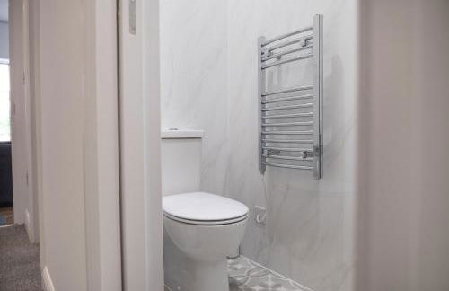 Group Friendly 2 Bed 2 Bath FREE PARKING for 2 Large Vans or up to 4 Cars Zone 2 Sleeps 10 Close to Central London and Zone 2 tube station - Photo 31