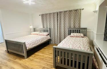 Ashsons Cosy Studio Apartment Free Parking For Car or Small Van Only - Photo 3