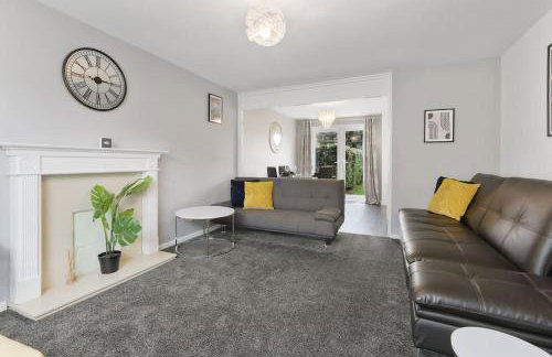 Superb 3 bed house, homely comforts close to supermarkets, with private parking on gated premise - Photo 17