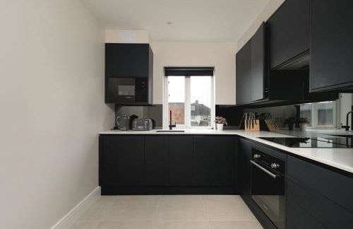 Skyvillion - COZY LARGE 4 & 1 Bed Apartments in London Enfield, Mins to Tube Station, Free Wi-Fi - Foto 32