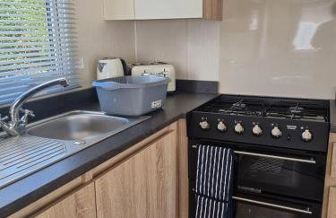 Cozy 3 bedroom Caravan, Sleeps 8, at Parkdean Newquay Holiday Park - Foto 30