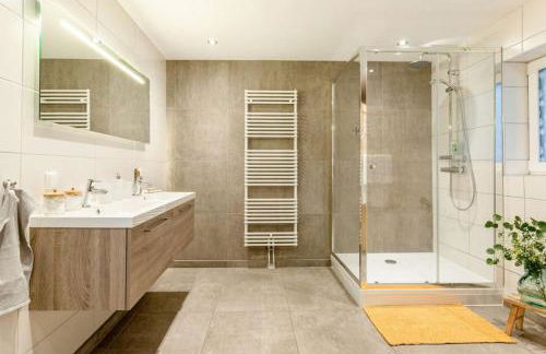 Spacious Home Sauna Hot Tub Pool Patio BBQ - Photo 5