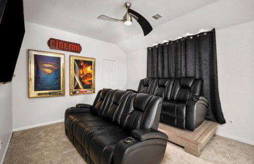 Upscale 4BR Cypress Home w Pool, Hot Tub, Theater, Sleeps 20 - Foto 30