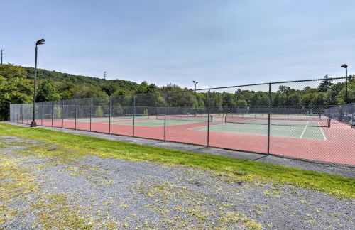 Luxury Home with Game Room, 4 Mi to Bushkill Falls! - Foto 44