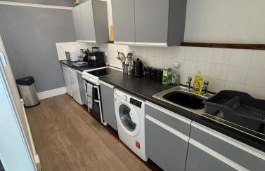 2 Bed Apartment Near Yeovil Hospital & Leonardo - Foto 2