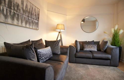 Doctors lane Stylish 3 Bedroom contractor Family House with Parking - Photo 15