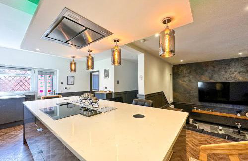 5BR Manchester Home Jacuzzi, Garden & Parking - Foto 15
