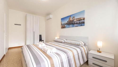 Sole Apartment Residence In Venice - 5min from Airport - Foto 3, furniture, towels, wardrobe, heating