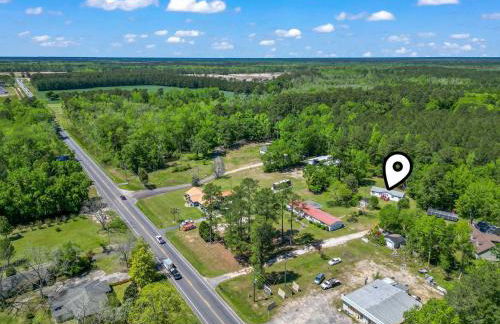 Spacious 2BR Retreat-10 minutes to the Beach! Pet Friendly! - Foto 45