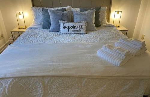 NEW King Beds, 86 inch RokuTV, and Massage at the Comfort Haven - Foto 1