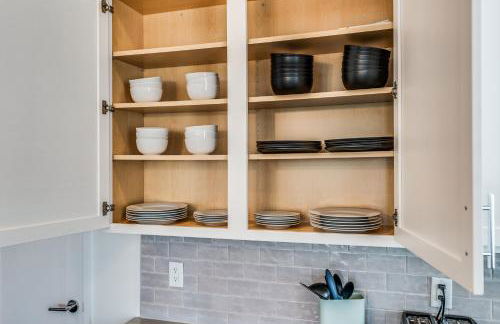 Nash House & Bars of Broadway with Patio Bar and Views! 8min Downtown! Sleeps 12! - Foto 47