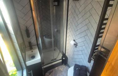 Brewers Bolt Cozy Unique Shepherds Hut - Hot Tub! - Photo 22