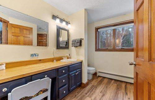 Spacious Accessible Waterfront Retreat with Hot Tub - Foto 32