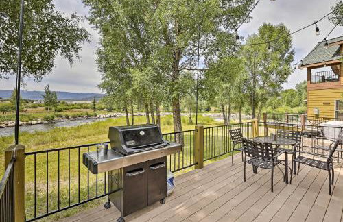 Fish, Hike and Ski Riverfront Granby Cabin! - Foto 1