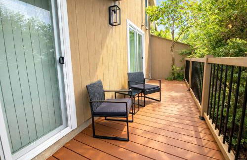 Modern Bay Area Retreat | Balcony + Private Patios - Foto 17