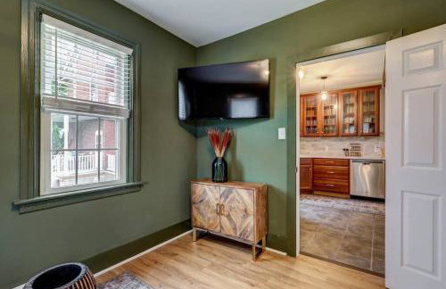 Cozy Dark & Moody Home New Reno 10 mins to Lanc - Foto 4