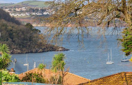 Baywatch Sea View Retreat - Photo 4