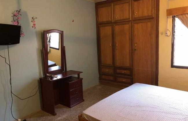 3 Bed House Sleeps 6 - Parking, Wifi, Generator - Foto 2