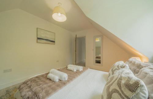 New! Modern Elegant 2-Bed Apartment, free parking - Photo 15