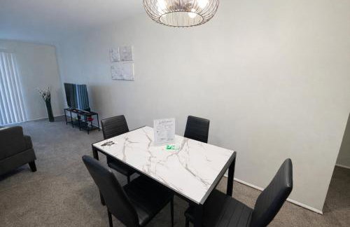 Modern 2BR2BA Extended Stay Discounts - Foto 12