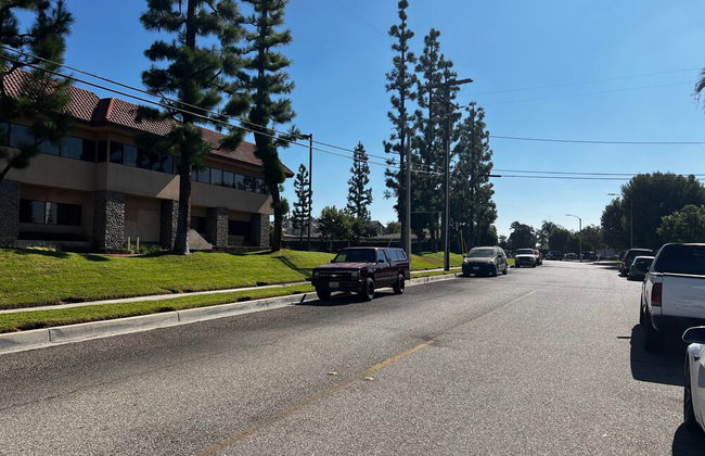 Modern Retreat With Spacious Yard Cozy Interiors - Foto 33