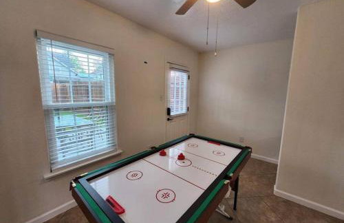 Bring the Crew! 4BR Luxe Pad, Backyard Magic & City at Your Door - Foto 39