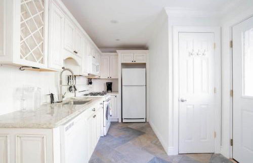 Walk to Stadiums & Downtown, Jet Tub, Historic Apt - Foto 3