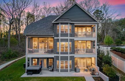 Sleeps 22, Lakefront w/ Private Dock & Pool, 2 Houses Lake Living by Avantstay - Foto 20