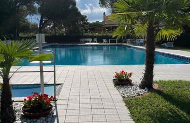 Villa a due piani con giardino e piscina - Foto 15