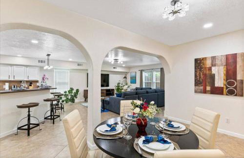 Bring the Crew! 4BR Luxe Pad, Backyard Magic & City at Your Door - Foto 3