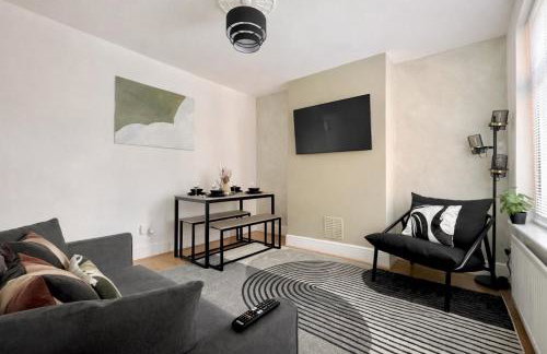 4 Bed House - TVs in Each Room - FreeParking - Superfast WiFi - 2 Fridge Freezers - Photo 4