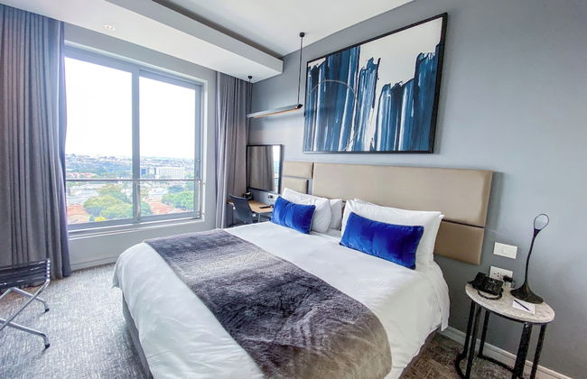 Sandtoncity-apartment-sleeps2-pool-parking - Photo 4