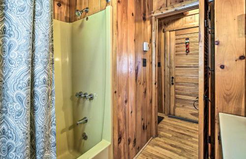 Andover Cabin Retreat with Hot Tub and Fireplace! - Foto 13