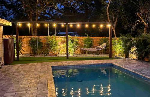 The Wisteria Oasis With heated pool and hot tub - Foto 1