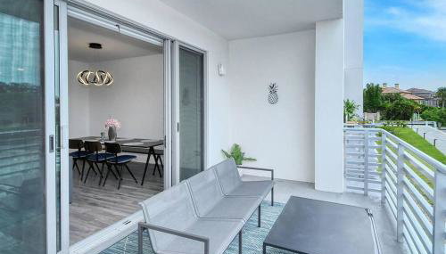 Waterside Retreat: Modern 2BR, Mins to Beach & Apt - Foto 4