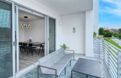 Waterside Retreat: Modern 2BR, Mins to Beach & Apt - Photo 4