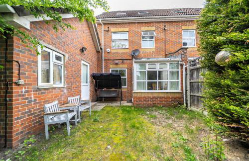 5 Min to Heathrow & Uxbridge Station with Parking - Photo 33