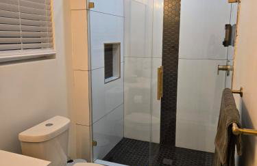 Modern B&W Coastal Retreat 2BR 2BA and Laundry - Foto 31