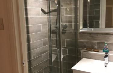 Stunning pied-a-terre moments from the water. - Photo 11